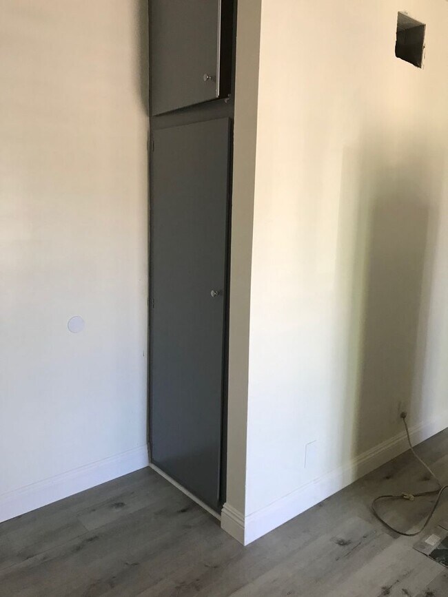 Building Photo - Spacious 1-Bedroom Apartment in Van Nuys –...