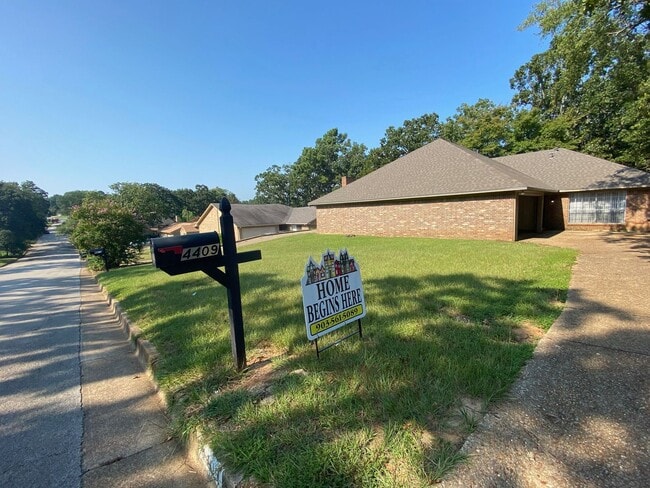 Building Photo - Duplex Homes 3/2/2