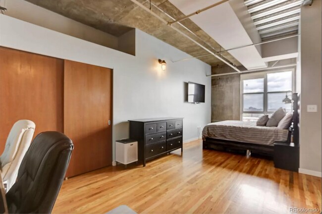 Building Photo - Beautiful and Spacious Loft-Style Condo 1 Bed/1.5 Bath Near Ballpark