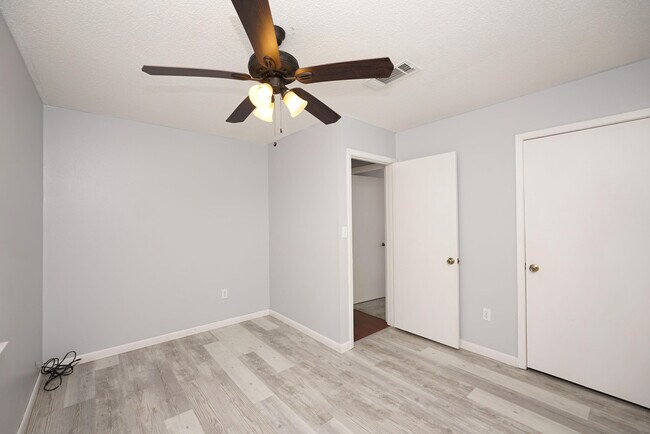 Building Photo - 116 Country Club Dr