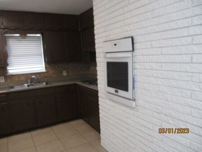 Building Photo - 212 Hallbrook Dr