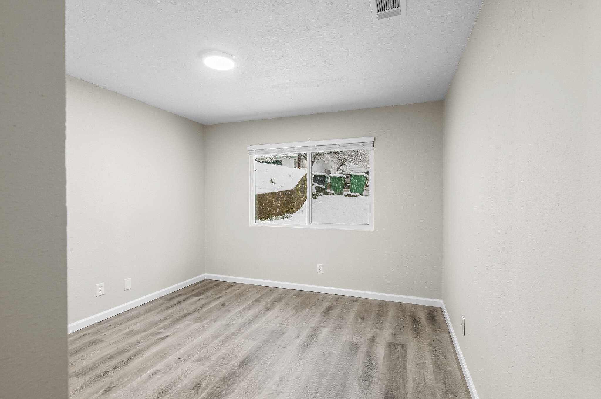 Building Photo - 2104 Rosamond Ave Apt 3