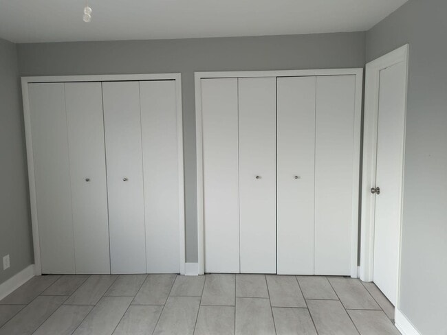 Building Photo - Beautifully Updated 2 Bed Townhome with Pool Access