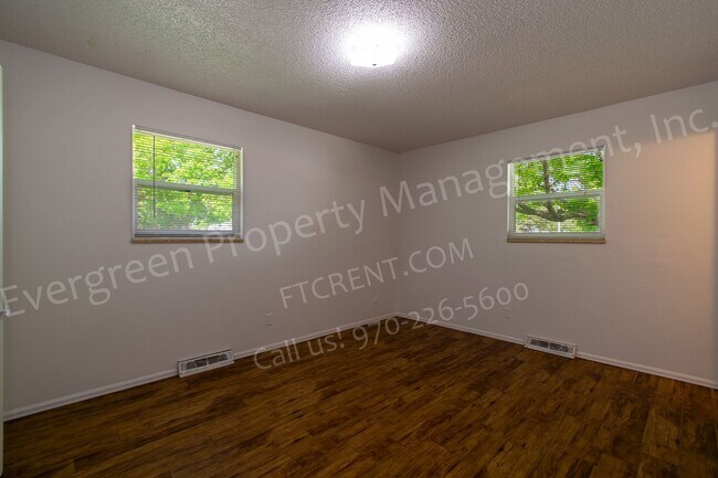 Building Photo - 2439 Clearview Ave
