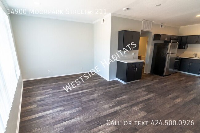 Building Photo - 14900 Moorpark St