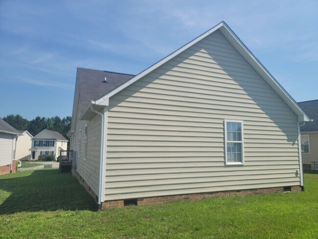 Building Photo - 4 Bedroom 3 Full Bath Ranch Home located Minutes from CAMPBELL UNIVERSITY!