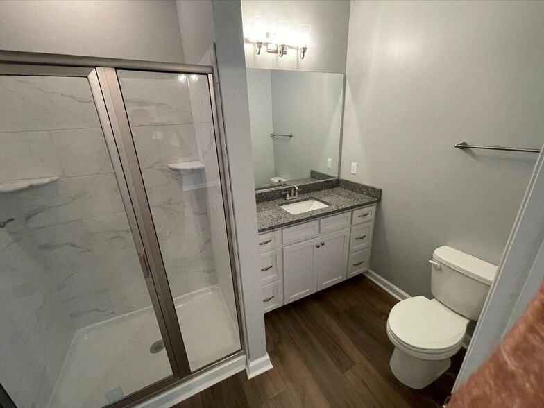 Rear Bedroom private bath - 1112 N Toombs St