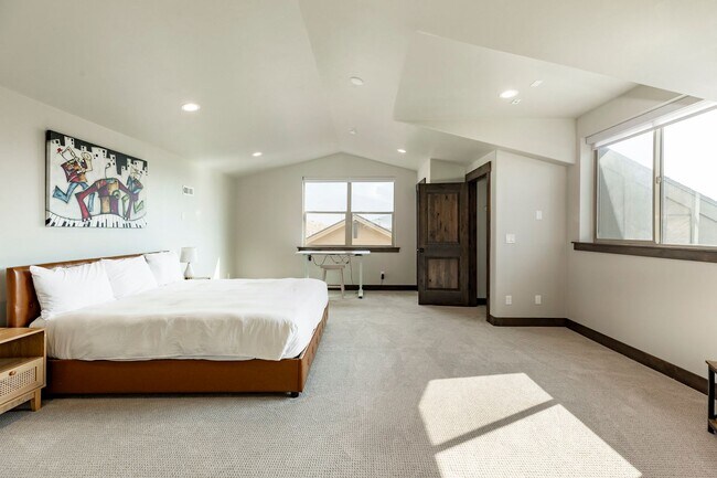Building Photo - Fully Furnished Luxury Home in Black Rock ...