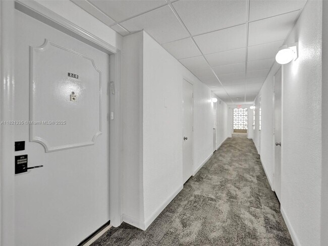 Building Photo - 1825 S Ocean Dr