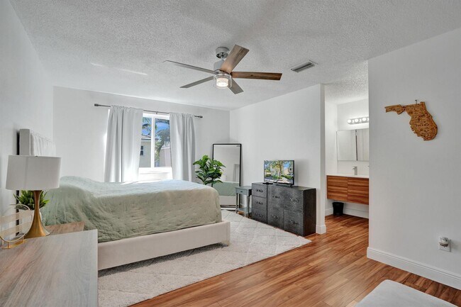 Building Photo - 9841 NW 9th Ct