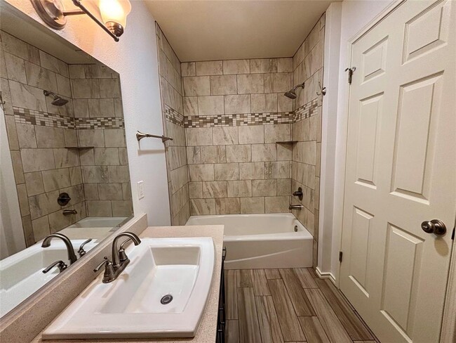 Building Photo - 808 Lone Star Dr