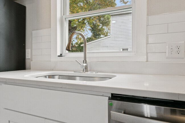 Building Photo - 924 Ivy Ave