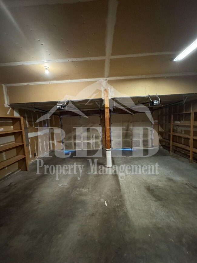 Building Photo - 979 NW Calypso Cir
