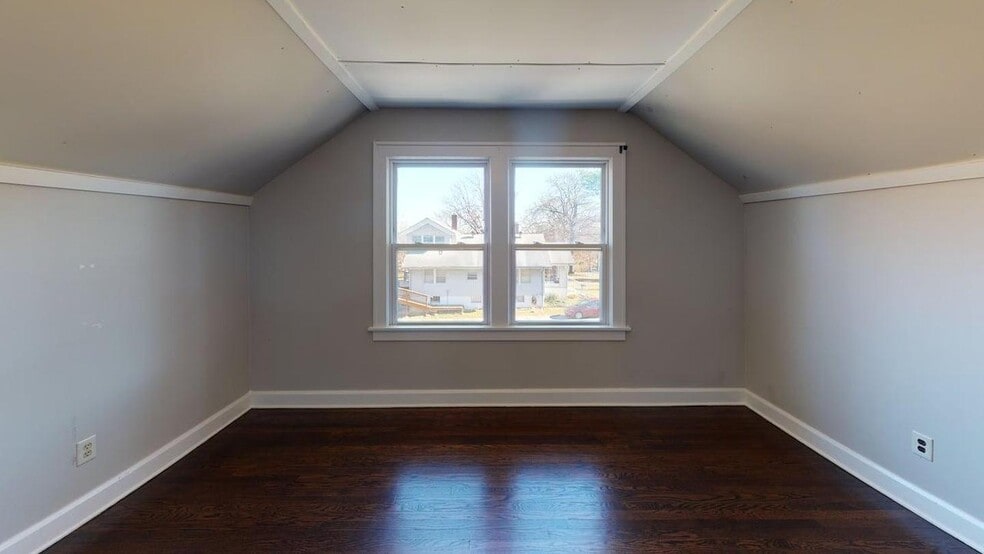 Building Photo - 710 E 86 Terrace