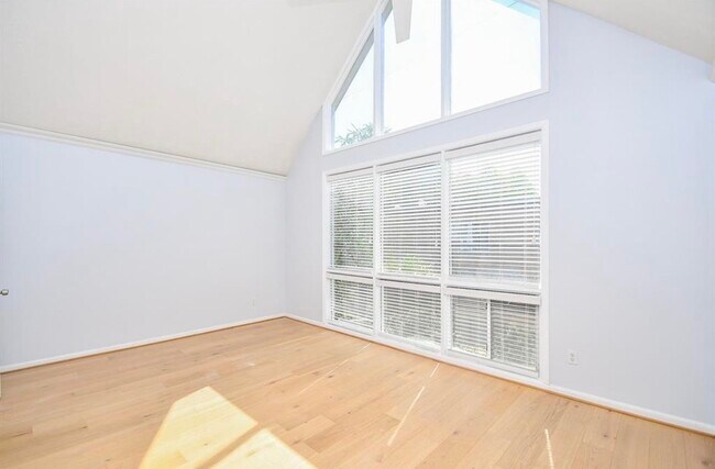 Building Photo - 615 Kipling St