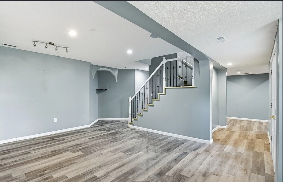 Building Photo - 18602 Leavenworth St