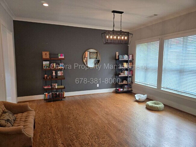 Building Photo - Gorgeous 4 Bedroom Home Near Grant Park!