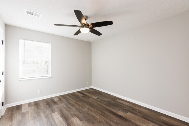 Building Photo - 3223 Alpine Ave