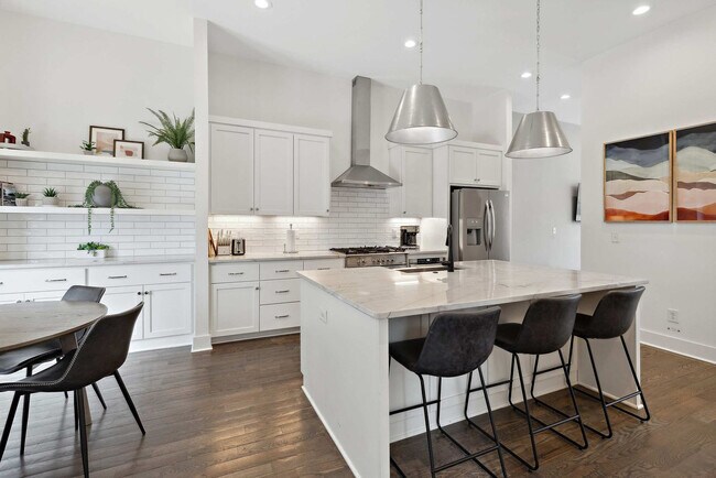 Building Photo - 3206 West End Cir