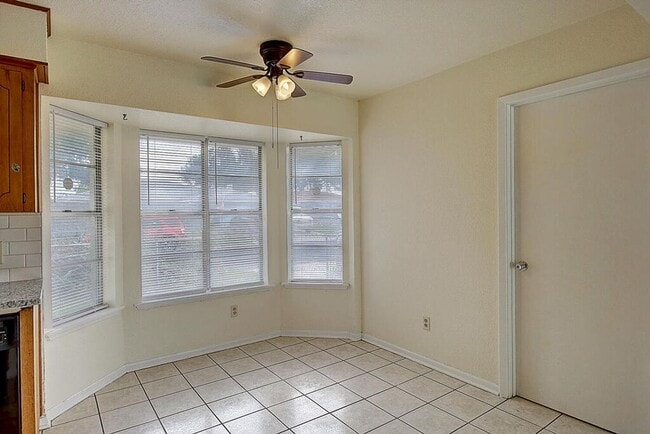 Building Photo - 2202 Saxony Dr