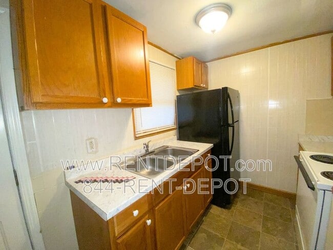 Building Photo - 1602 S Fares Ave