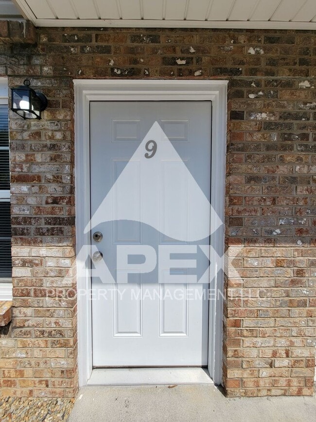 Building Photo - Recently Renovated - Alcoa Studio Apartmen...