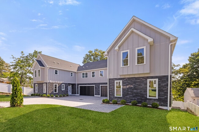 Building Photo - 10 Highland Pl