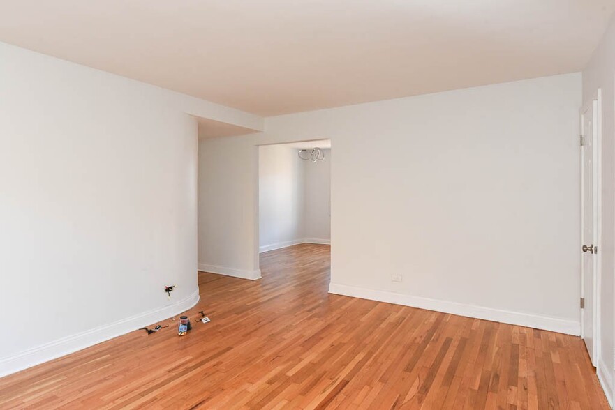 Building Photo - 2735 W Berwyn Ave