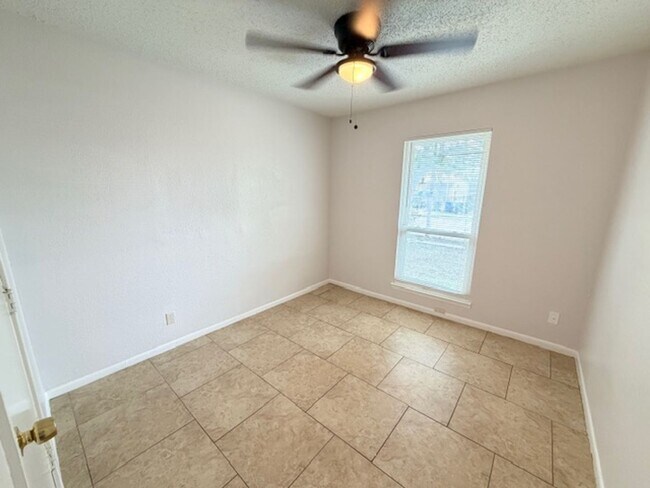 Building Photo - Nice 4 BR, 1.5 Bath w/ Large Back Yard