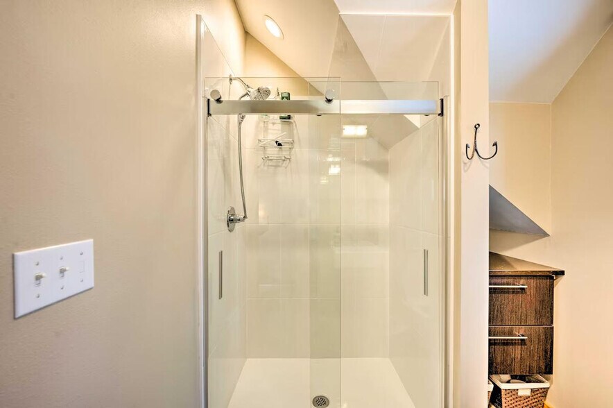 Building Photo - 2329 Pine St