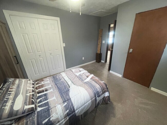 Building Photo - 3 bedroom 2 bathroom lake house for rent!