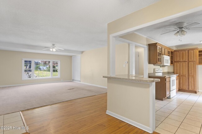 Building Photo - 404 Dogwood Ln