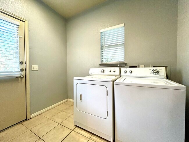 Building Photo - 1707 Chestnut Ave