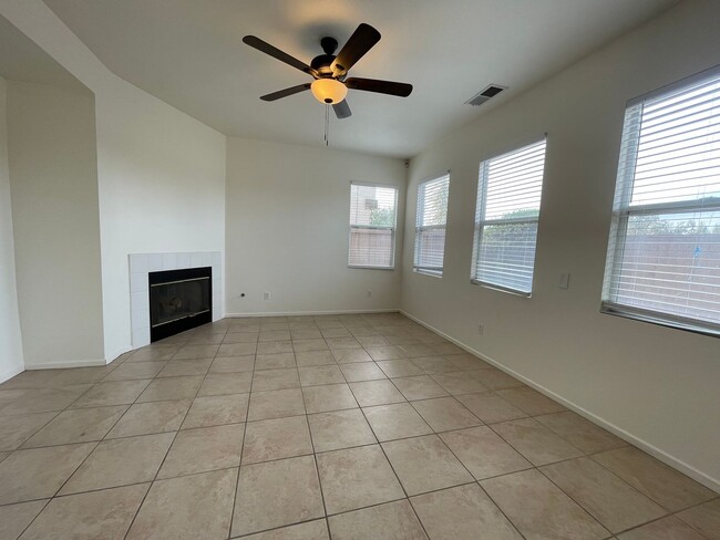 Building Photo - Spacious 4 Bedroom in Oceanside!