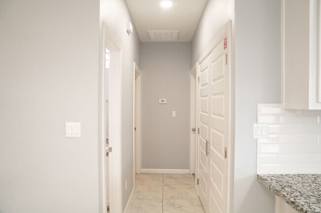 Building Photo - 1019 N Blair Ave