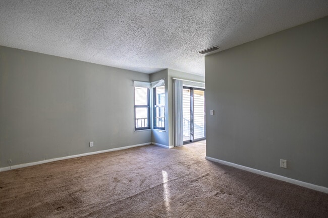 Building Photo - 1640 Shaker Cir