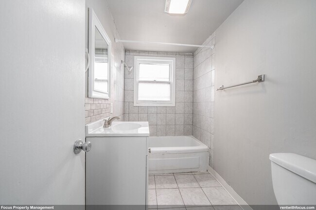 Building Photo - 854 2nd St