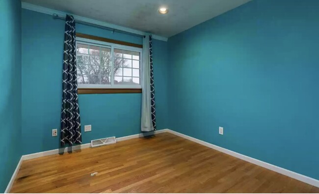 Building Photo - 1033 N Claremont Dr