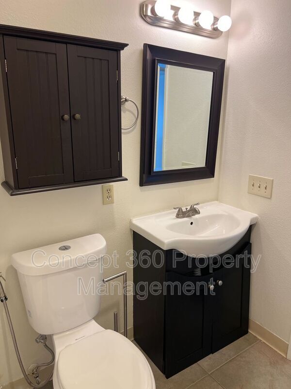 Building Photo - 13525 3/4-13524 Village Dr