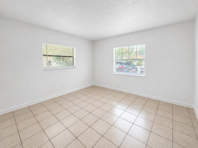 Building Photo - 3881 Riverside Dr