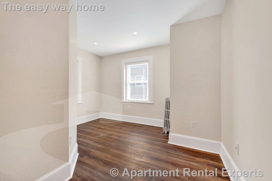 Building Photo - 105 School St