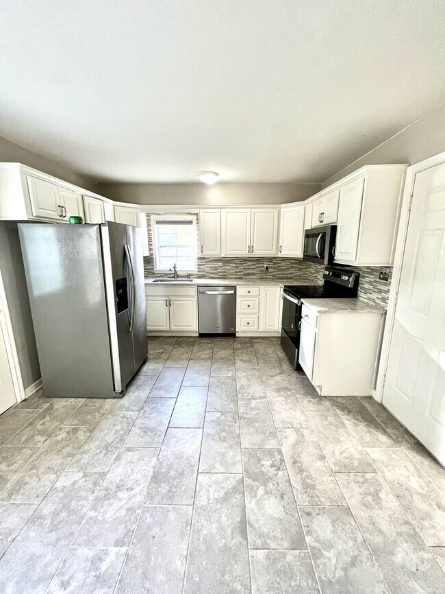 Building Photo - Brookside Bungalow Close to shopping, Riverside trails, & Gathering Place!