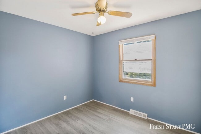 Building Photo - Bright & Spacious Family Home with Garage