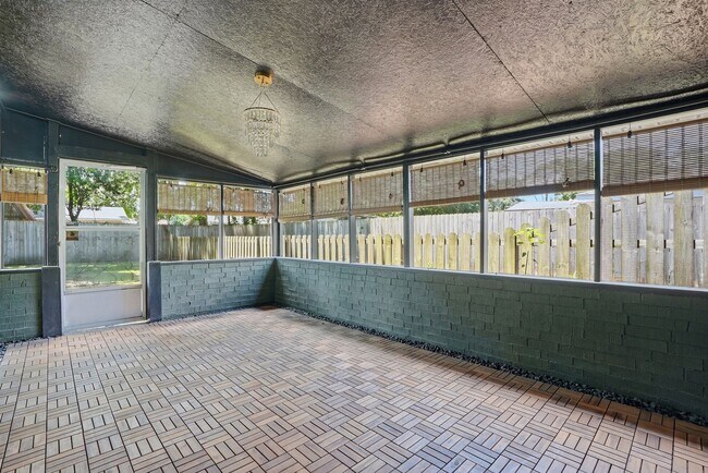 Building Photo - 703 Pineview Ct