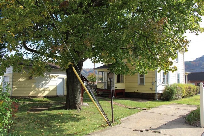 Building Photo - Nice Home in a Good Downtown Location with...