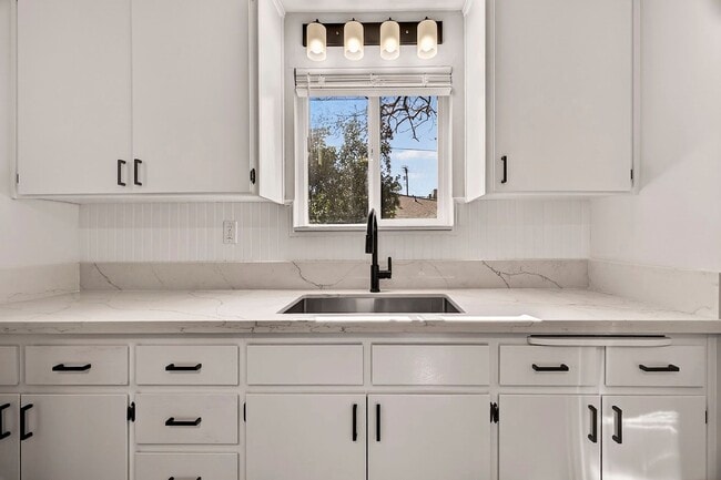 Building Photo - MOVE IN SPECIAL $3000 if lease signed by July 2026!!      3 Bedroom Home Close to CSUC!