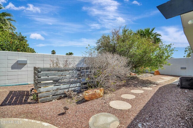 Building Photo - 1102 E Adobe Way