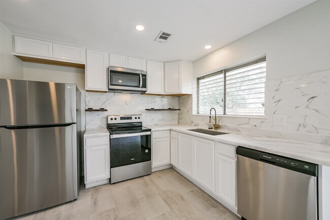 Building Photo - 2114 Shasta Dr