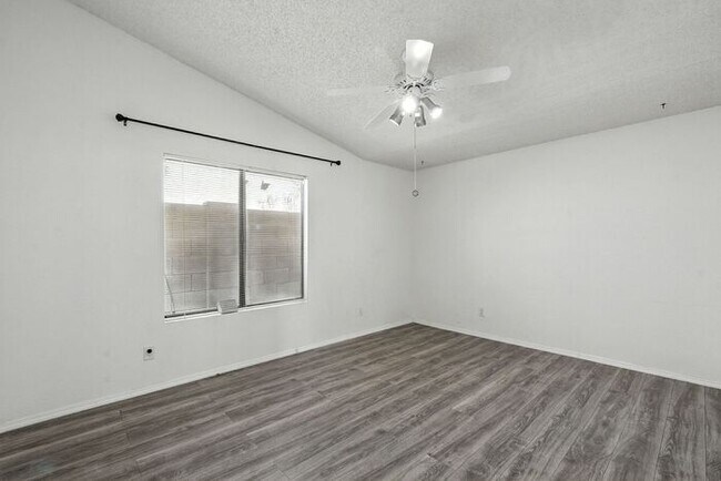 Building Photo - Great single family home!