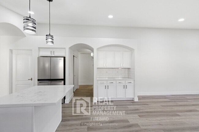 Building Photo - 2420 W Blue Sky Dr